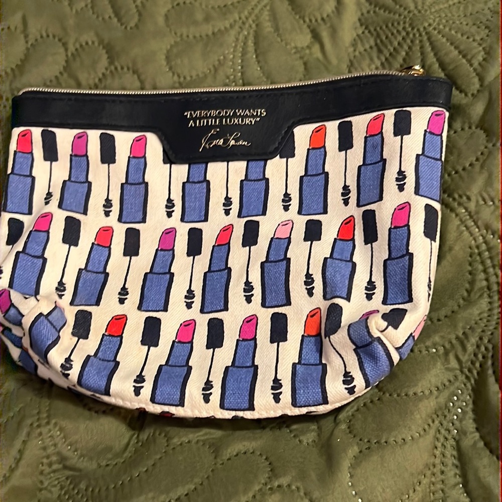 Material-Canvas Type Bag

Zipper